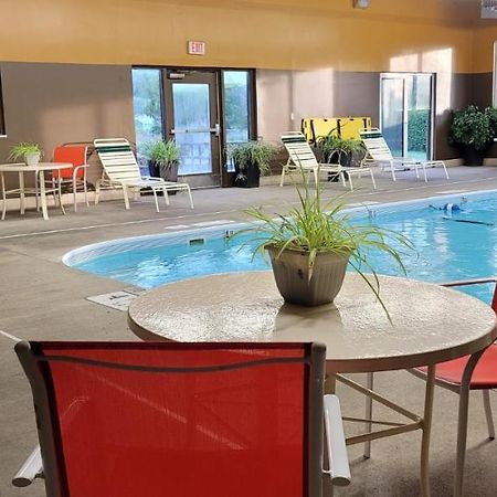 Super 8 By Wyndham Plattsburgh Hotell Eksteriør bilde