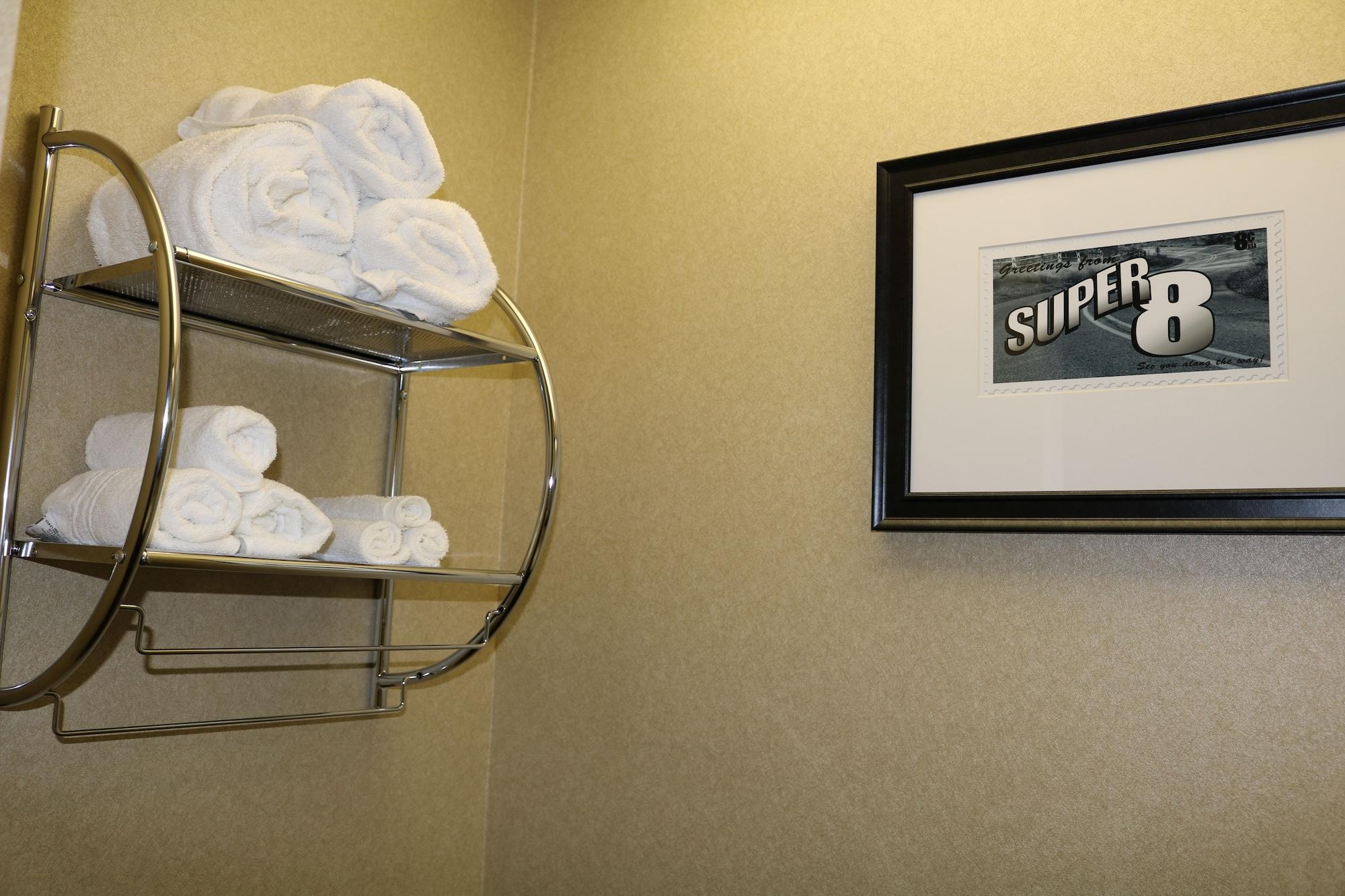 Super 8 By Wyndham Plattsburgh Hotell Eksteriør bilde
