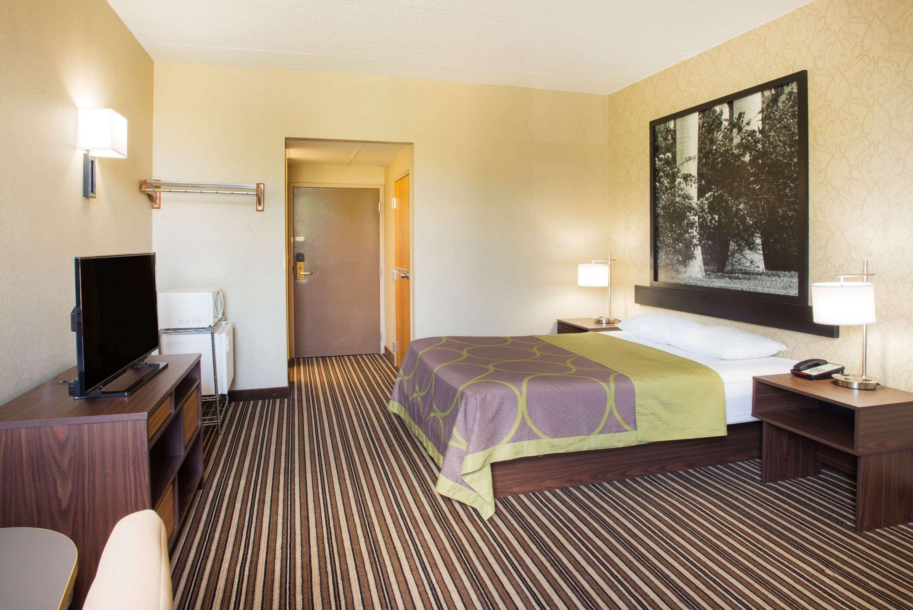 Super 8 By Wyndham Plattsburgh Hotell Eksteriør bilde