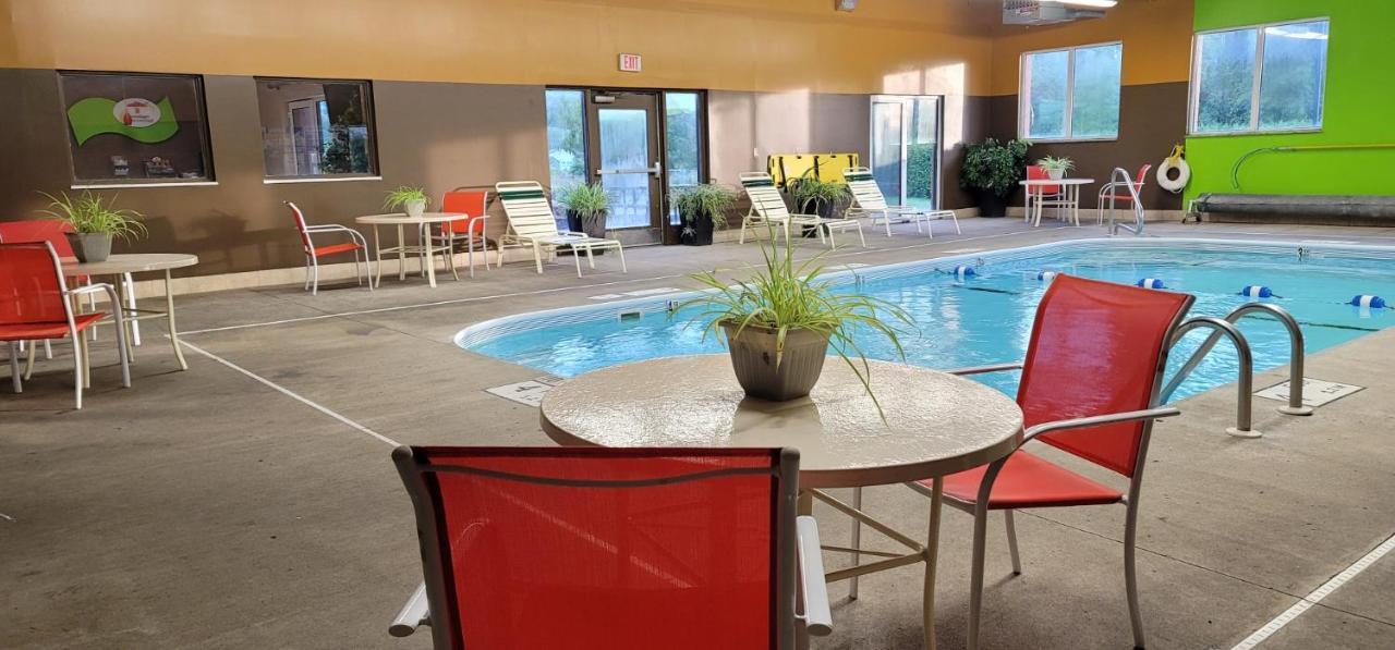 Super 8 By Wyndham Plattsburgh Hotell Eksteriør bilde