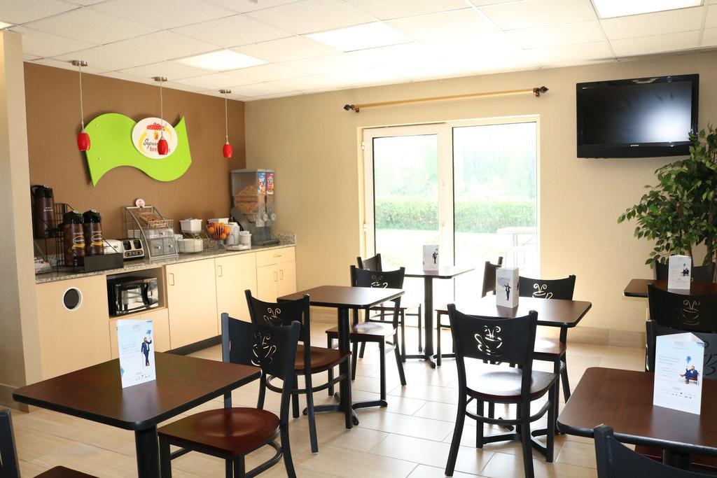 Super 8 By Wyndham Plattsburgh Hotell Eksteriør bilde